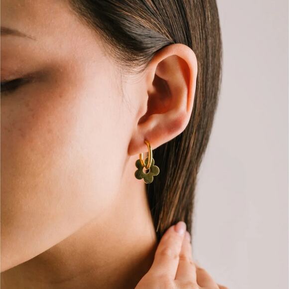 NEW Elegant Gold Clover Flower Huggie Hoop Earrings - Picture 2 of 12